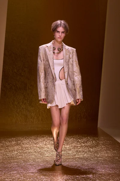 Look 10